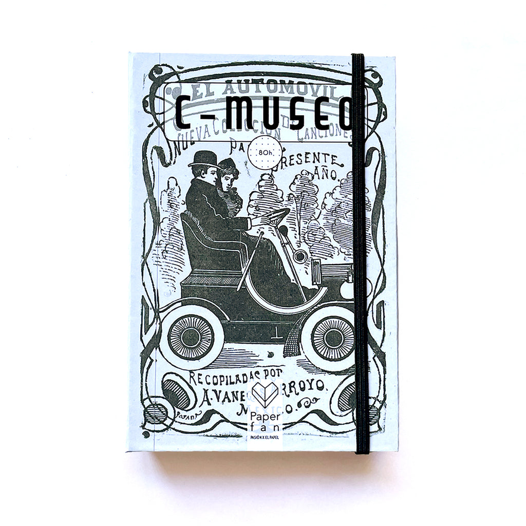 C-Museo “Una pareja sentada en un automóvil” - Libreta con arte en su portada.