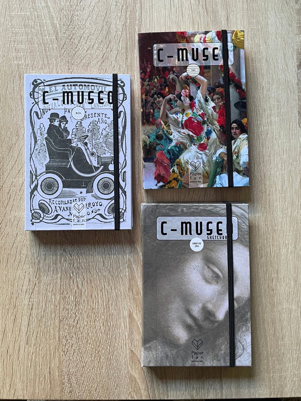 C-Museo “Una pareja sentada en un automóvil” - Libreta con arte en su portada.